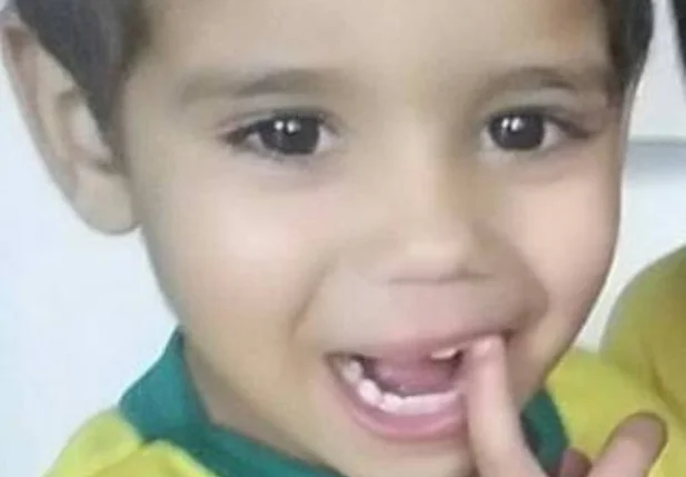 Criança de 3 anos se perde da mãe e morre atropelada no metrô em SP