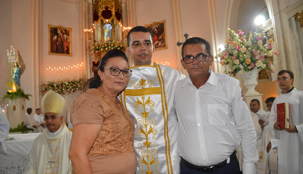 Diácono Claúdio Santana ao lado dos seus pais