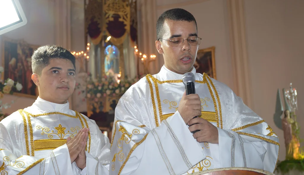 Diáconos agradem presenta dos devotos