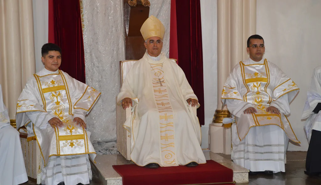 Diáconos foram ordenados pelo bispo dom Plínio