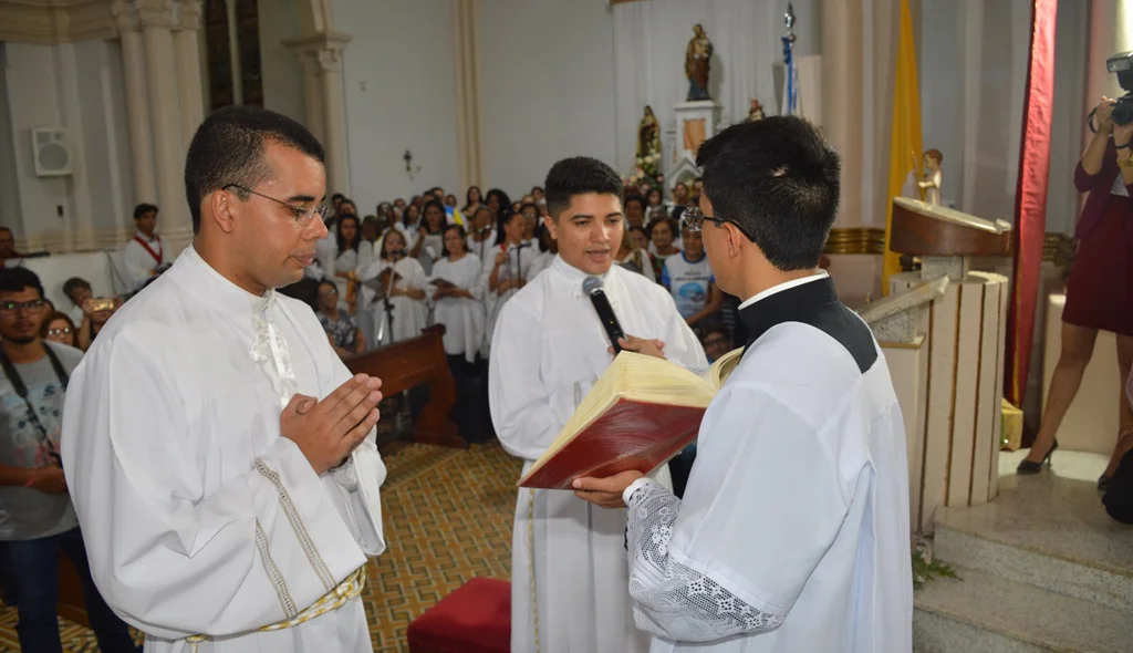 Diáconos participam dos ritos da ordenação