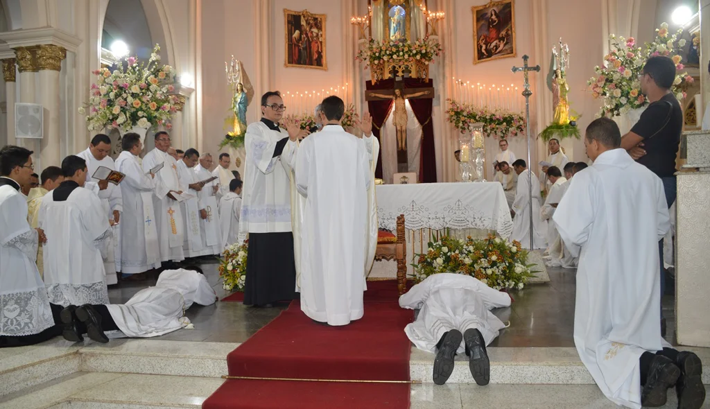 Diáconos se prostram diante do bispo