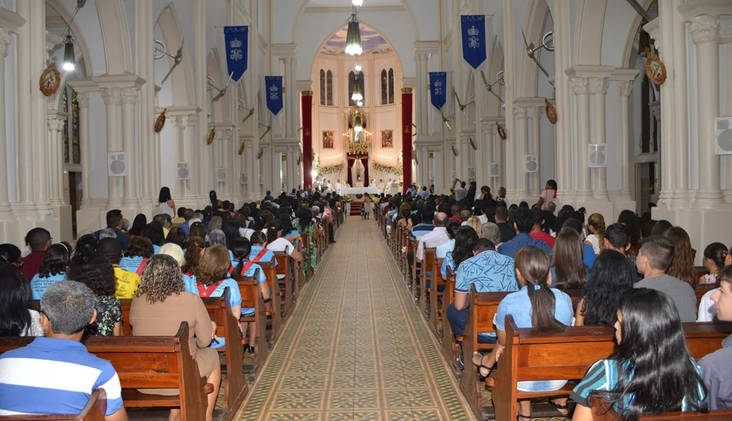 Fiéis lotam Igreja Catedral de Picos