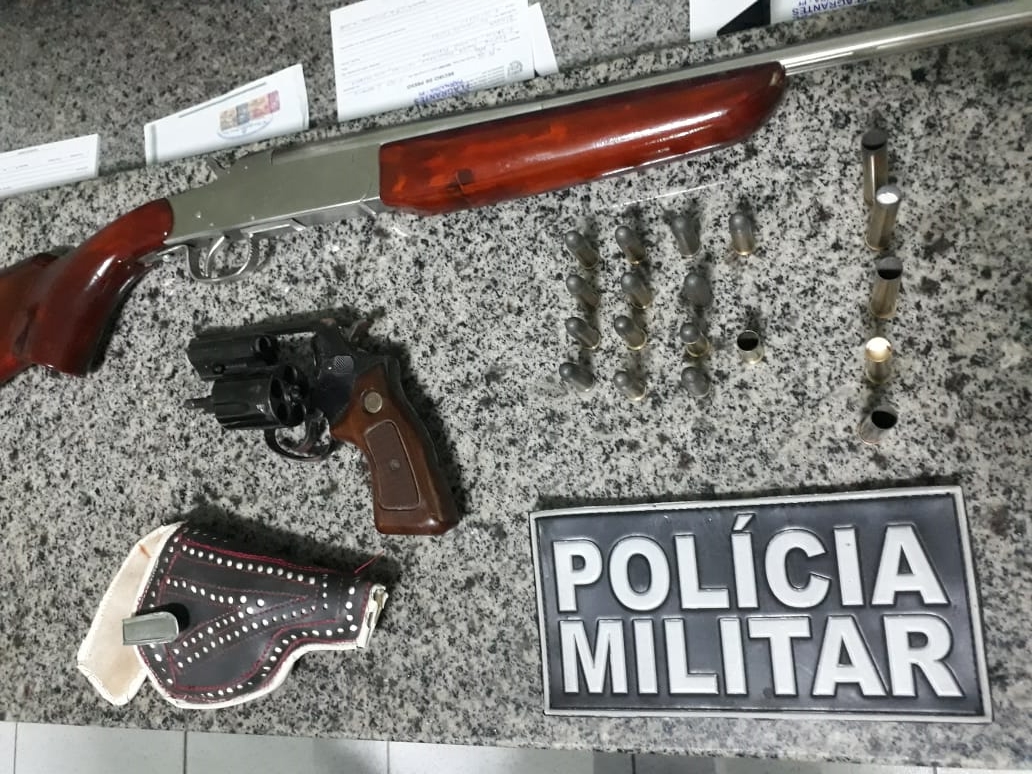O acusado possuía um revólver e uma espingarda de fabricação caseira
