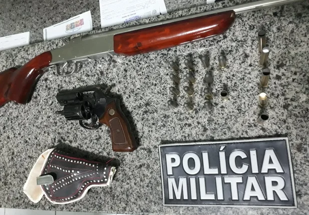 O acusado possuía um revólver e uma espingarda de fabricação caseira