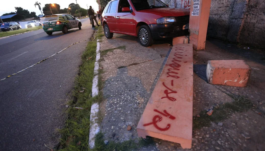Não havia ninguém na parada de ônibus no momento da colisão