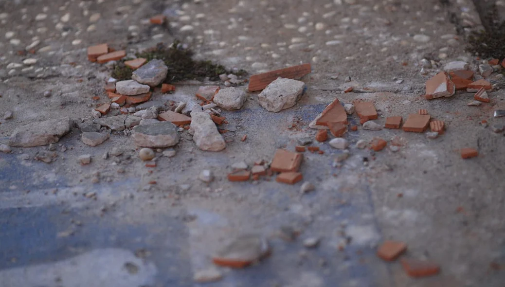 Destroços da parada de ônibus