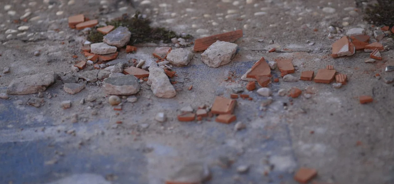 Destroços da parada de ônibus