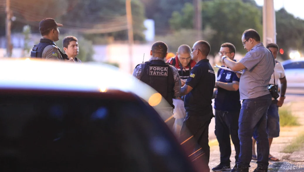 Policiais trocam informações sobre o crime