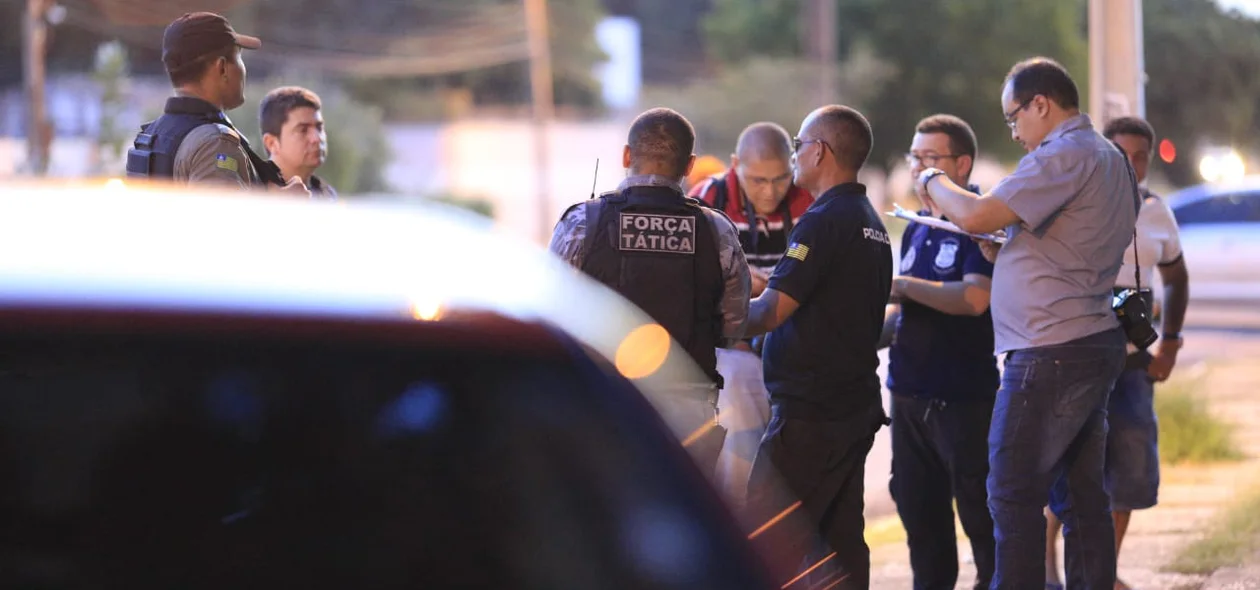 Policiais trocam informações sobre o crime