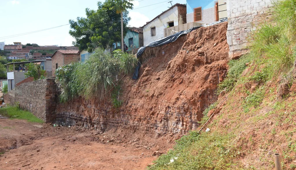Moradores cobram conclusão da obra