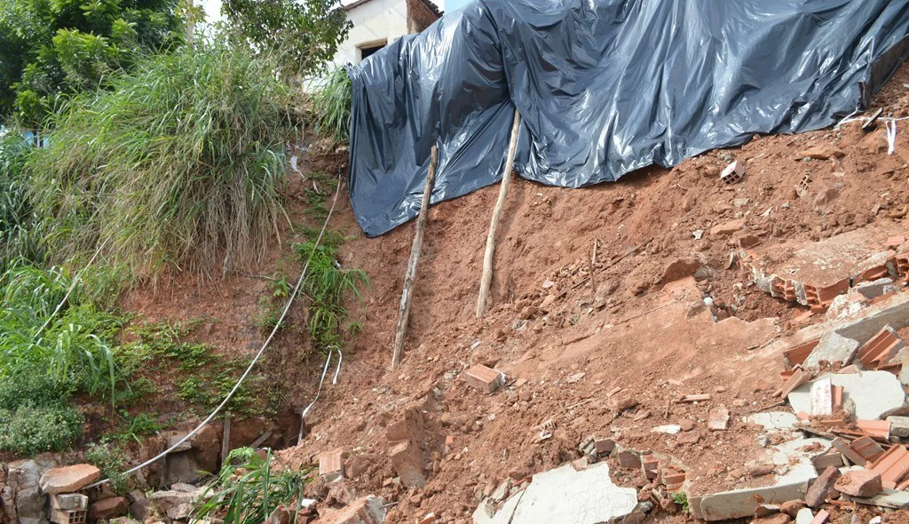 Moradores convivem com riscos constantes de desmoronamentos