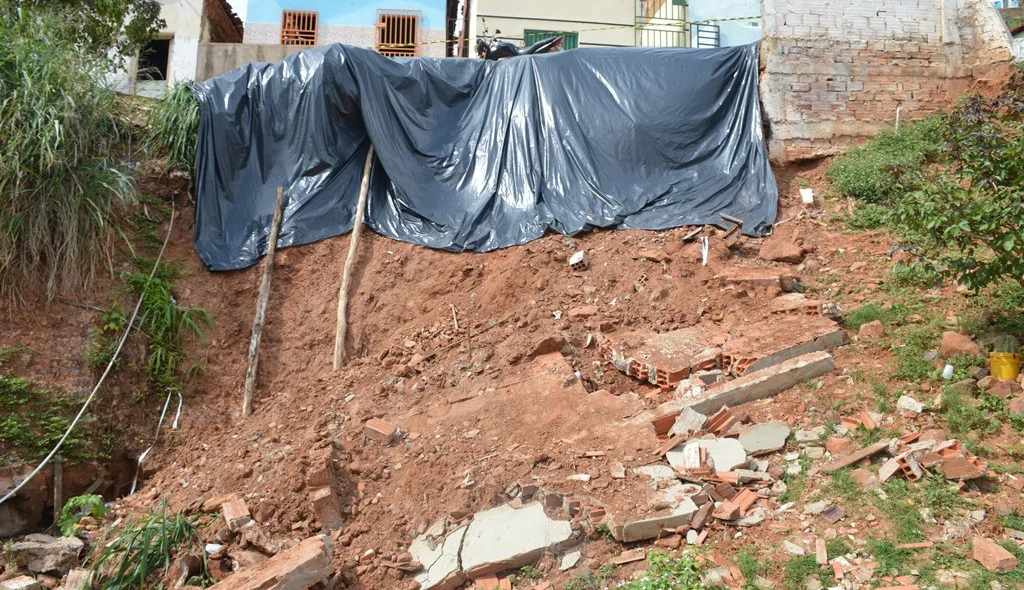 Muro de arrimo feito por morador desaba após fortes chuvas em Picos