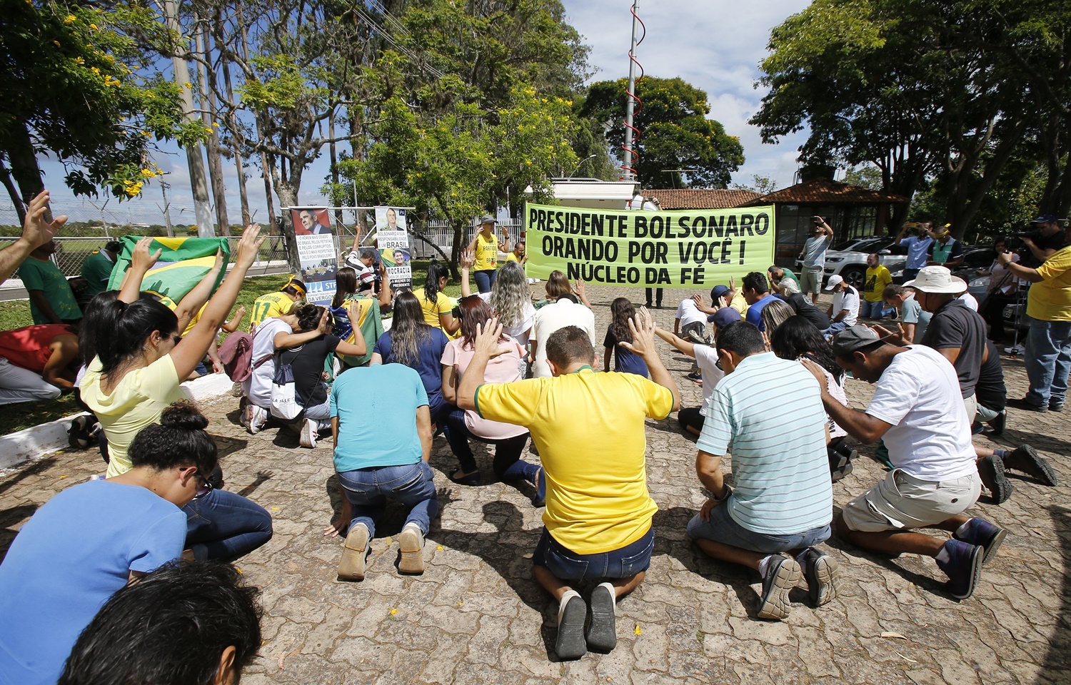 Grupo de evangélicos ora por Bolsonaro na frente da Granja do Torto