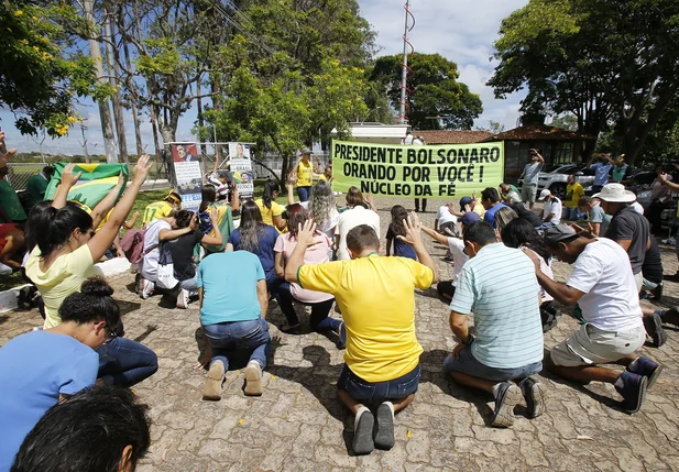 Grupo de evangélicos ora por Bolsonaro na frente da Granja do Torto