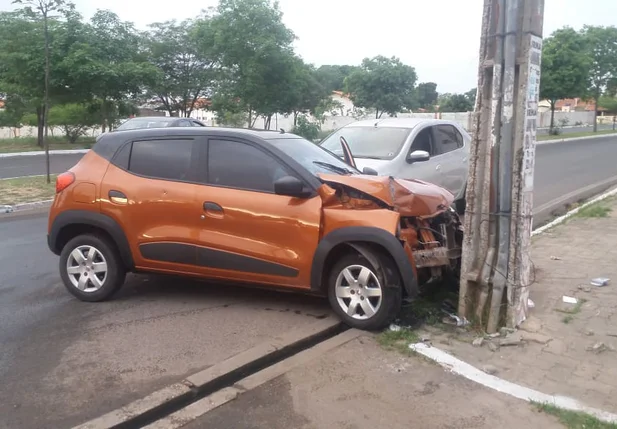 O carro foi roubado nas proximidades da UPA do Renascença