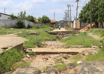 Rua no Torquato Neto ficou destruída após série de chuvas