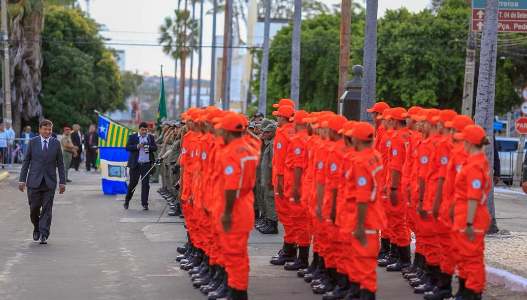 Governador cumprimenta as tropas 