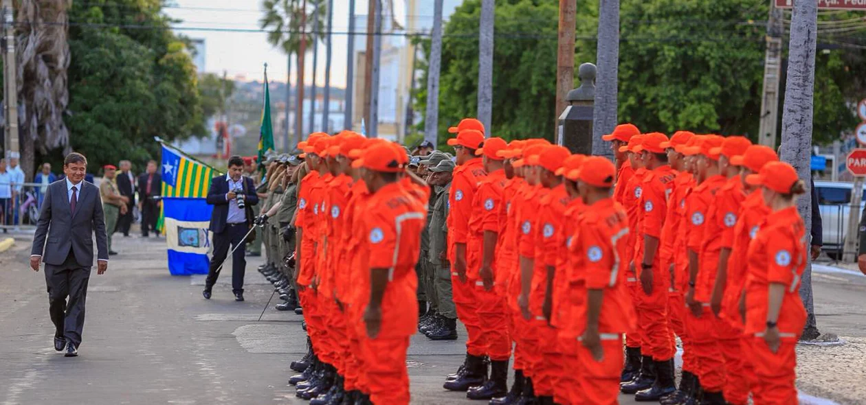 Governador cumprimenta as tropas 