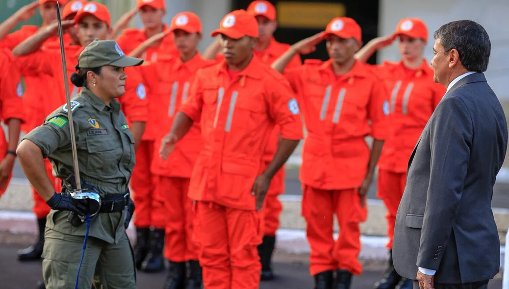 Governador em cumprimento a tropa 