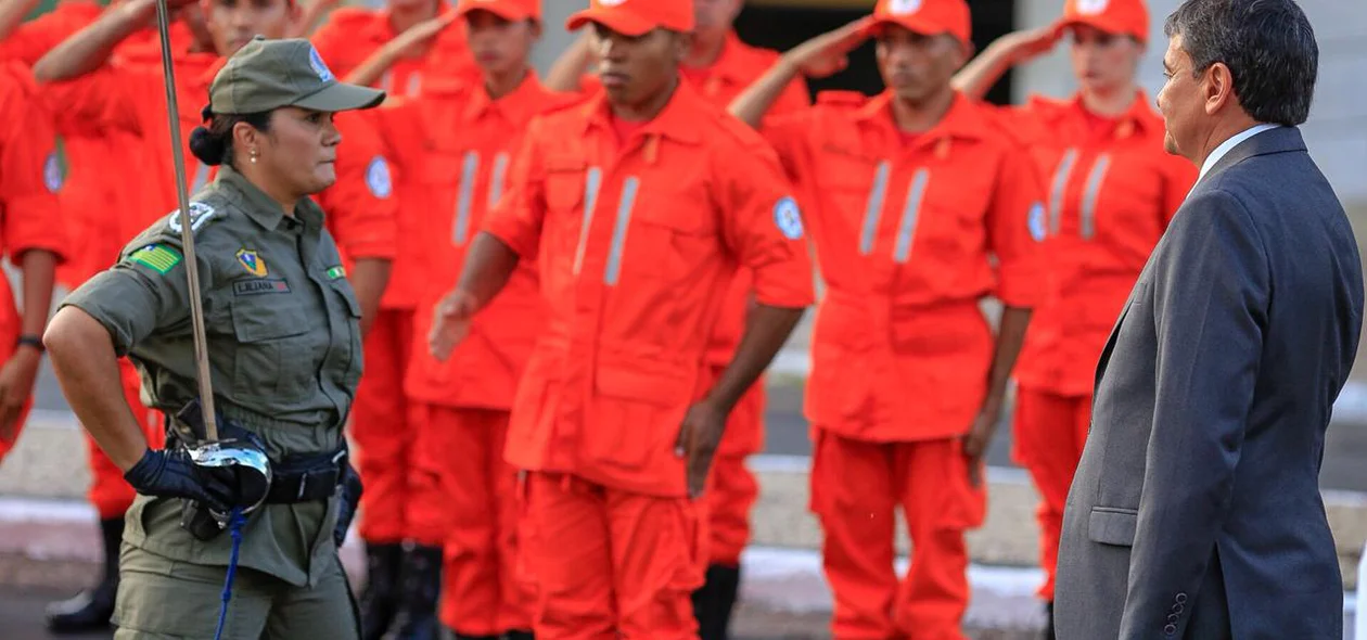 Governador em cumprimento a tropa 