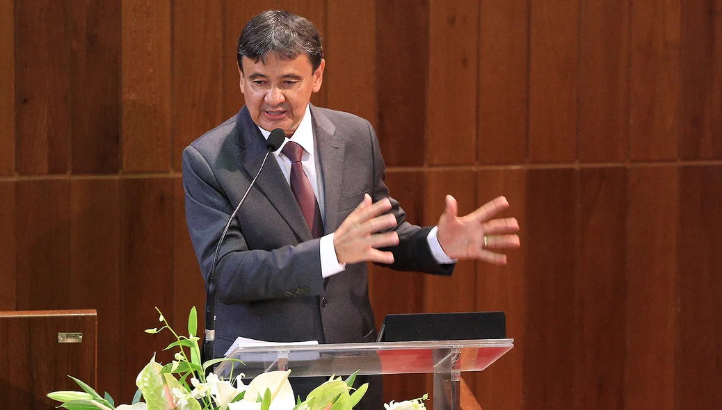 Governador faz discurso após ser empossado pela quarta vez governador do Piauí