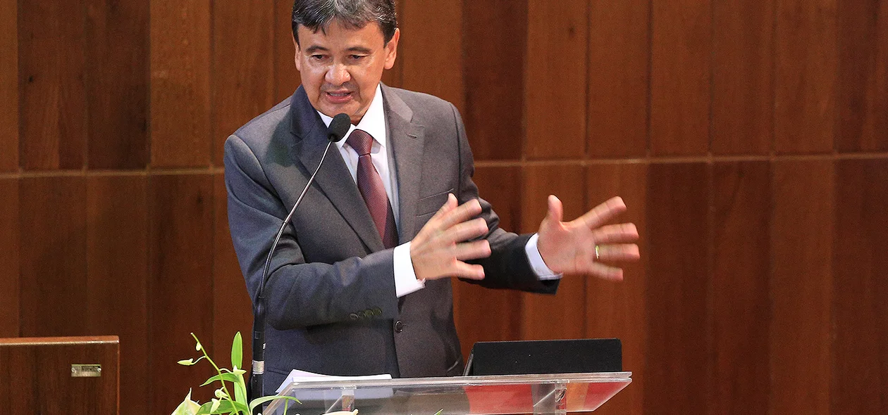 Governador faz discurso após ser empossado pela quarta vez governador do Piauí