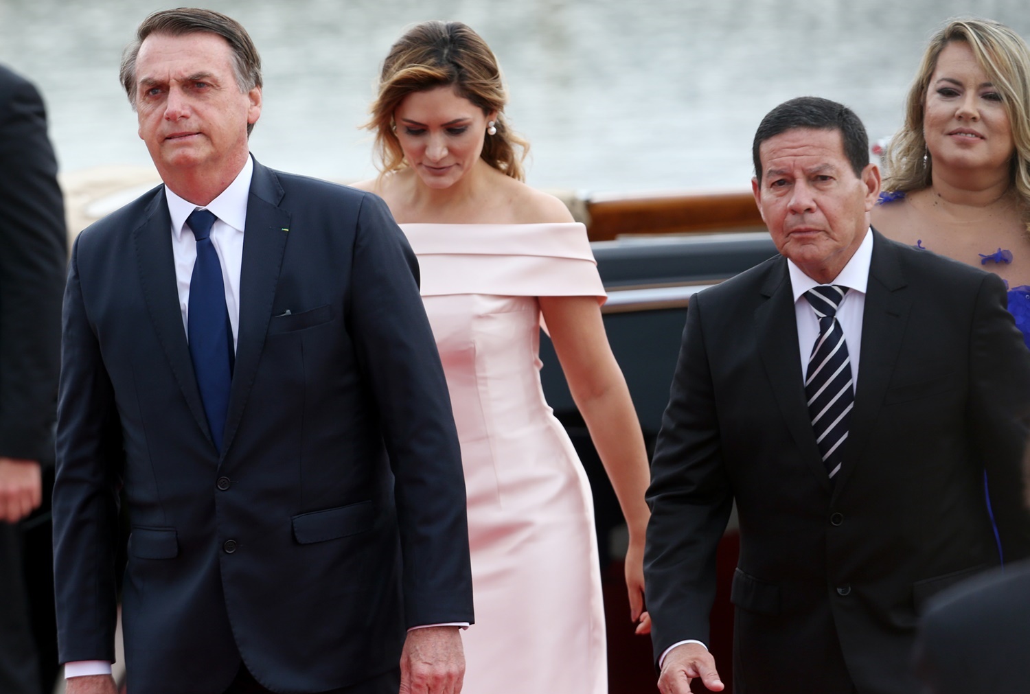 Jair Bolsonaro acompanhado de Michelle Bolsonaro e Hamilton Mourão