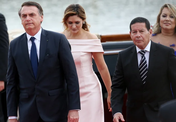 Jair Bolsonaro acompanhado de Michelle Bolsonaro e Hamilton Mourão