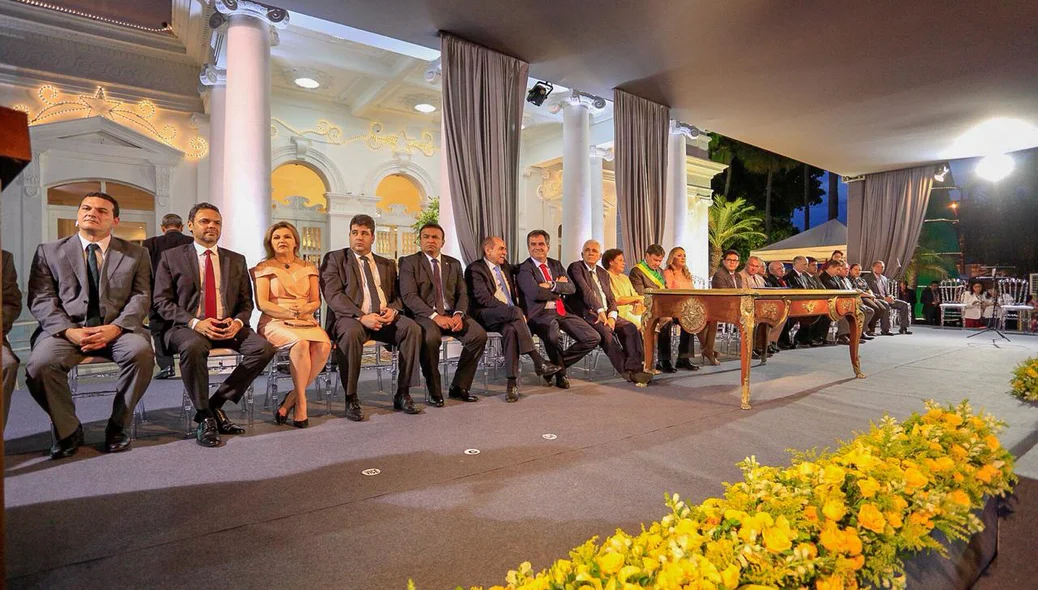 Políticos prestigiando a posse do Governador 