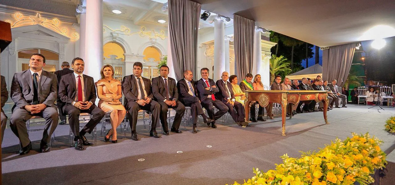 Políticos prestigiando a posse do Governador 