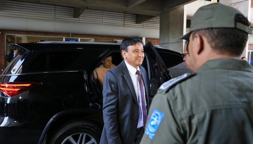 Wellington Dias chegando na Assembleia Legislativa