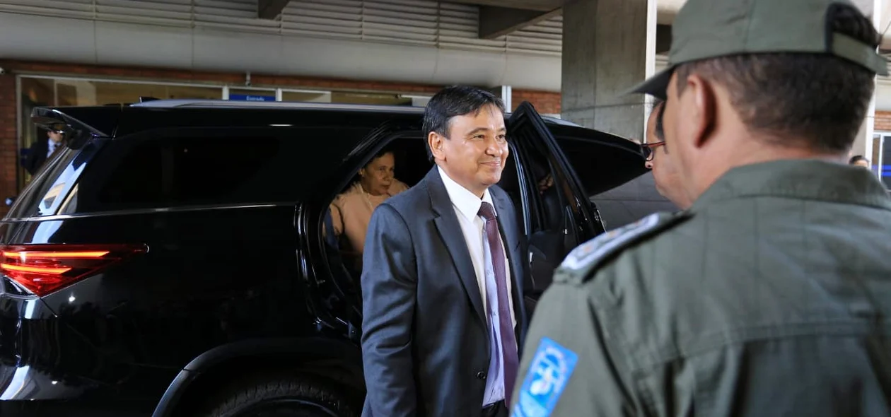 Wellington Dias chegando na Assembleia Legislativa