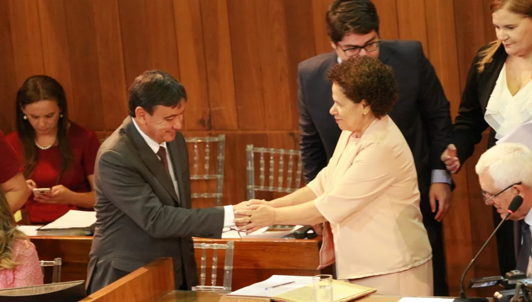 Wellington Dias cumprimenta Regina Sousa durante solenidade na Alepi