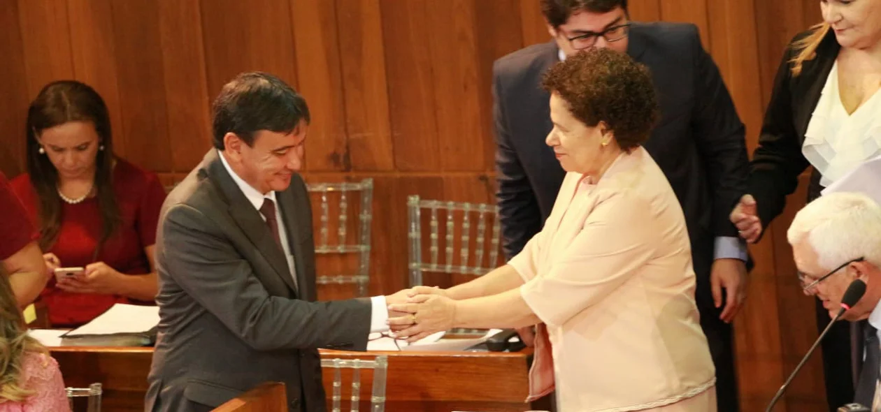 Wellington Dias cumprimenta Regina Sousa durante solenidade na Alepi