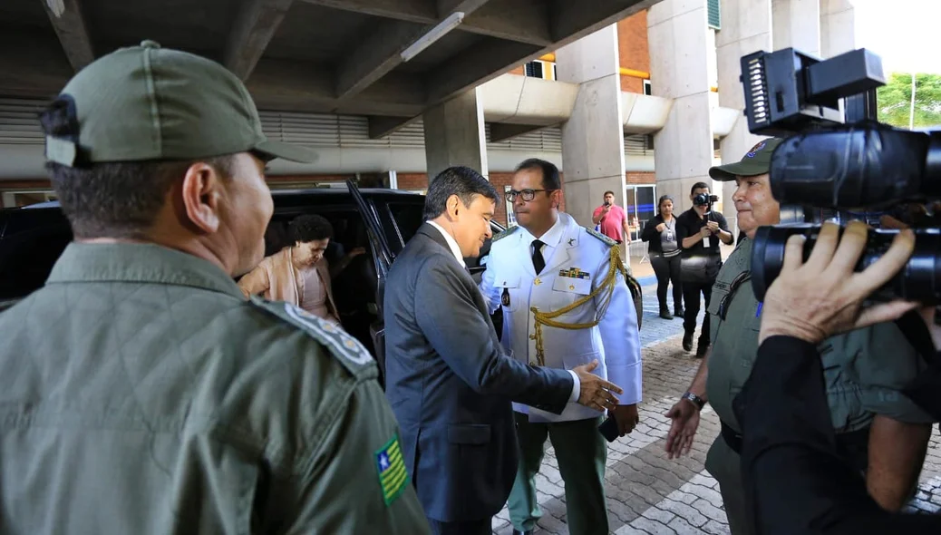Wellington Dias cumprimentando policial