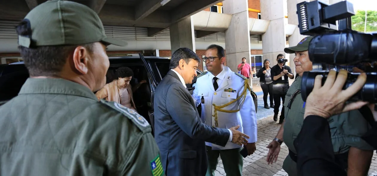 Wellington Dias cumprimentando policial