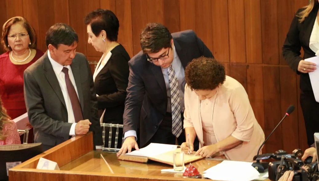 Wellington Dias e Regina Sousa sendo empossados na Alepi