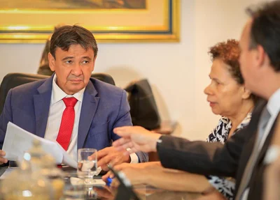 Governador Wellington Dias em reunião com equipe de governo 