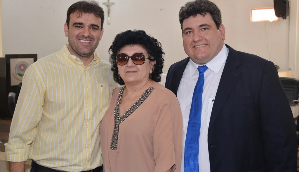 Hugo Victor ao lado de sua mãe Glória e do irmão Tiago