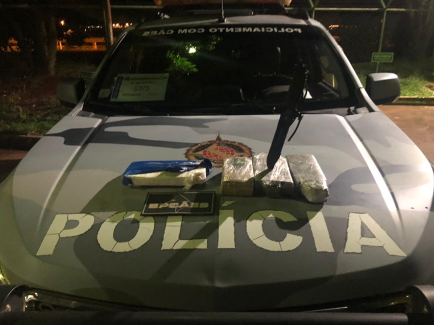 O acusado estava com 3,5 kg de maconha e 1,5 kg de cocaína.