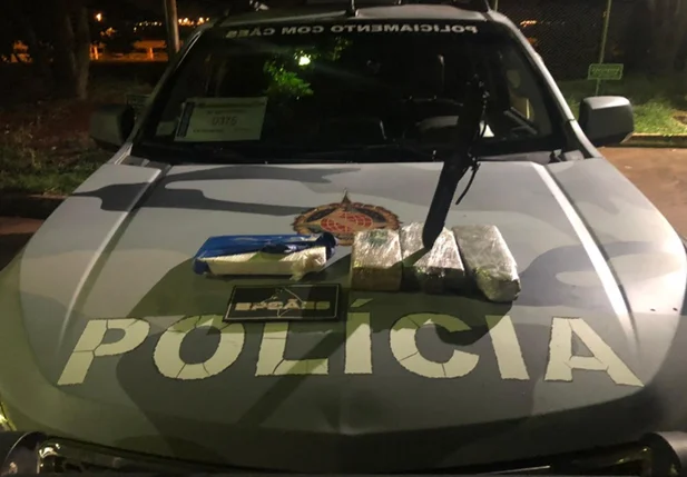 O acusado estava com 3,5 kg de maconha e 1,5 kg de cocaína.