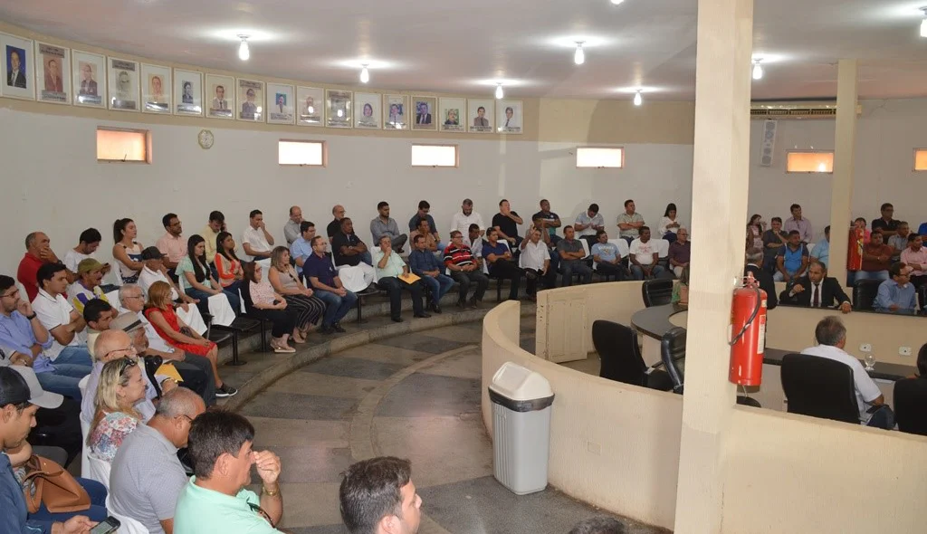 Populares lotam galerias da Câmara