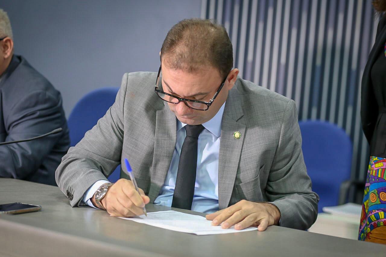 Presidente assinando termo de posse