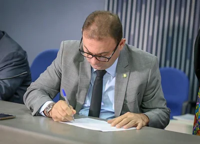 Presidente Jeová Alencar assinando termo de posse
