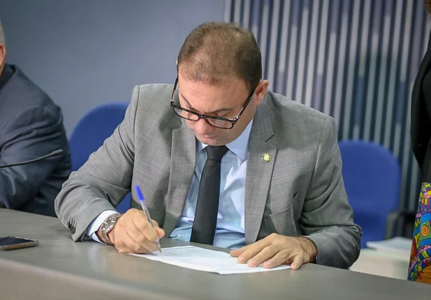Presidente Jeová Alencar assinando termo de posse