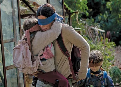 A personagem Malorie, interpretado por Sandra Bullock, precisa chegar com os filhos a um refúgio de olhos vendados.