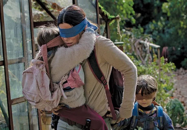 A personagem Malorie, interpretado por Sandra Bullock, precisa chegar com os filhos a um refúgio de olhos vendados.