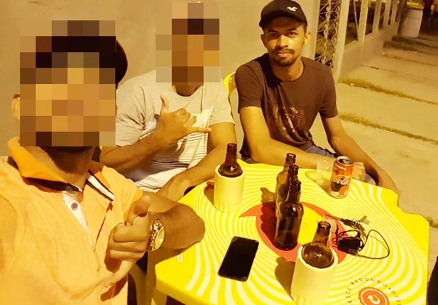Registro de Marcos Vinícius de Sousa Bispo com amigos