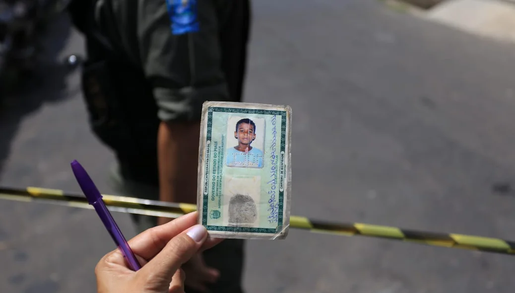 Carteira de identificação do jovem assassinado